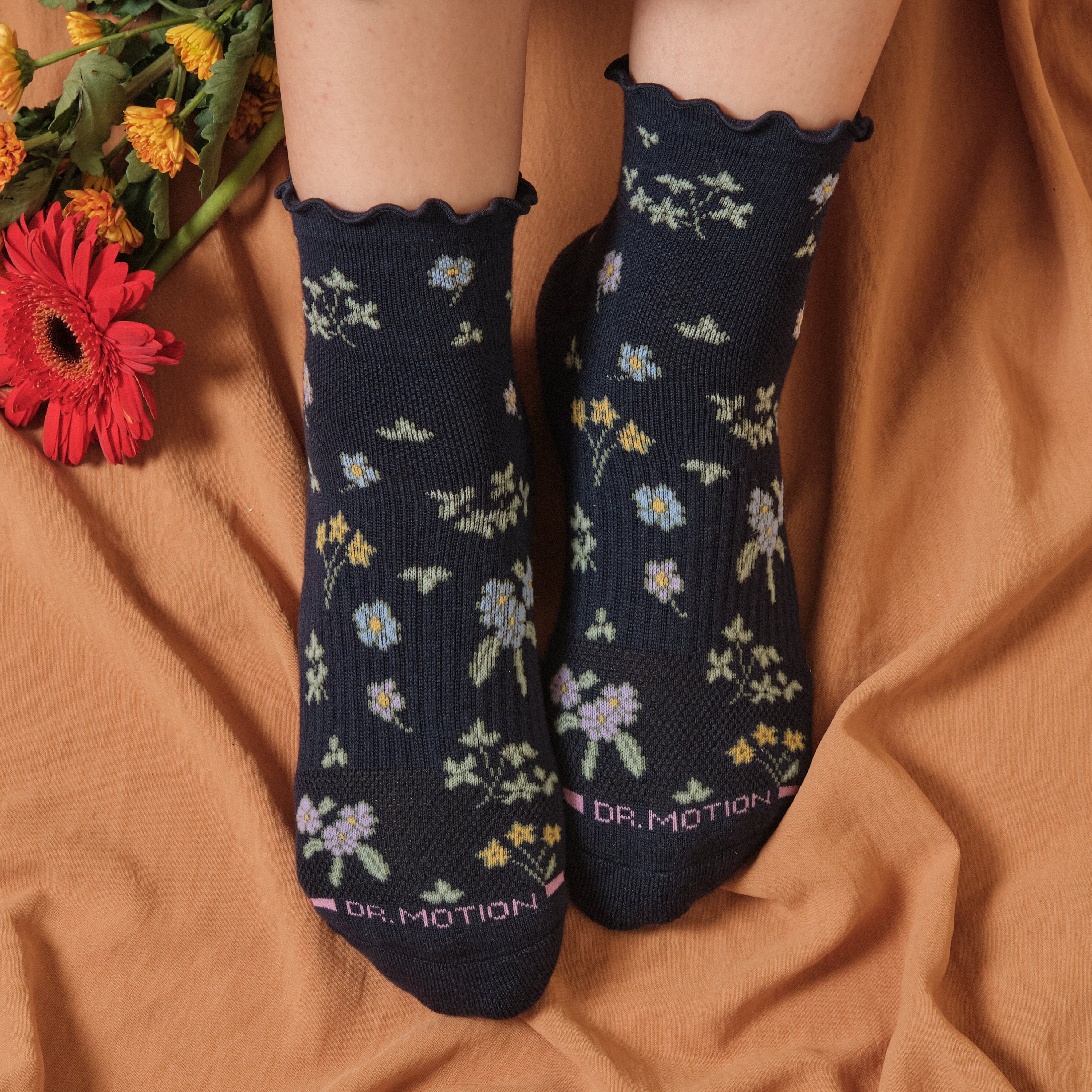 All Over Floral Lettuce Edge | Quarter Compression Socks For Women