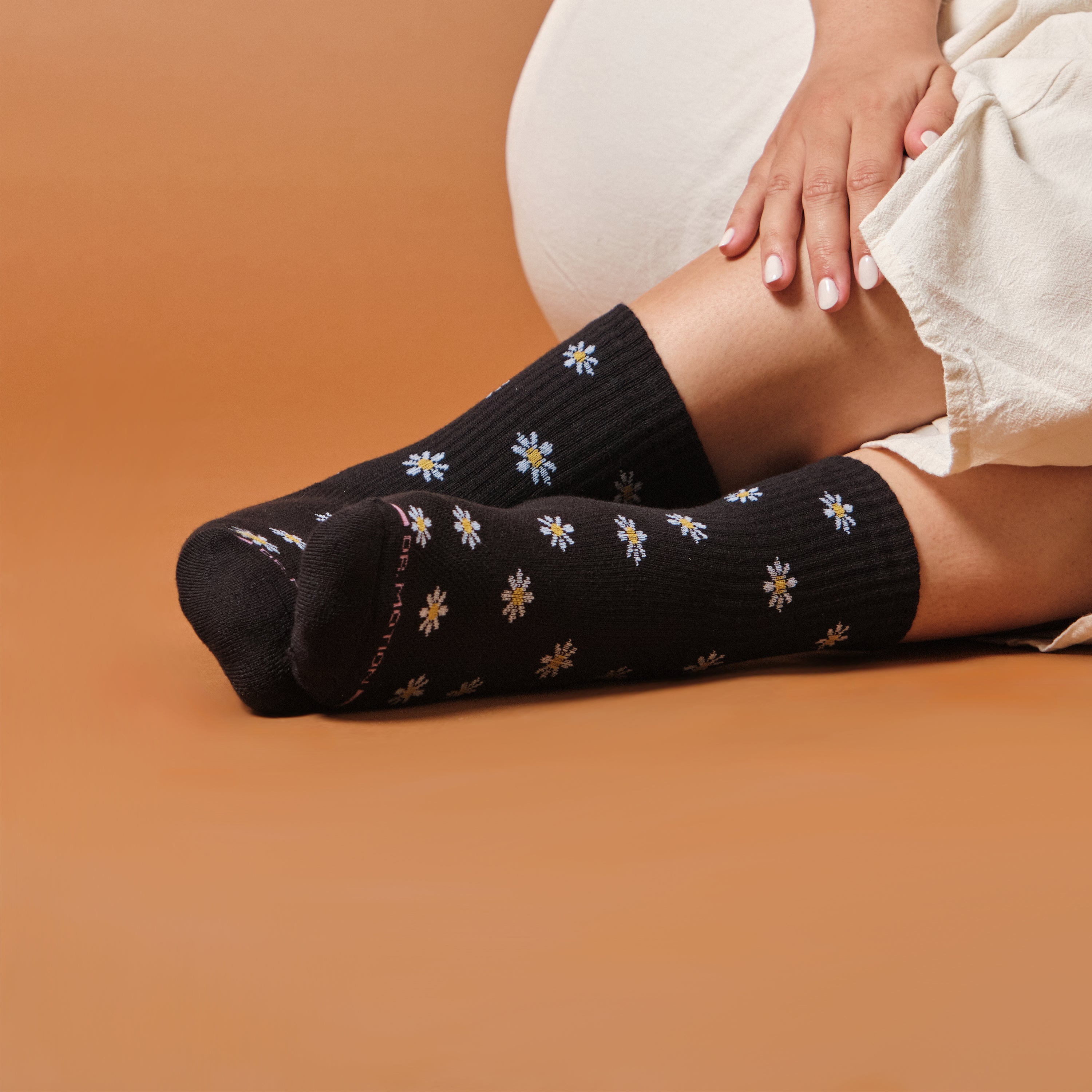 Mini Daisies Ribbed | Mid-Crew Compression Socks For Women