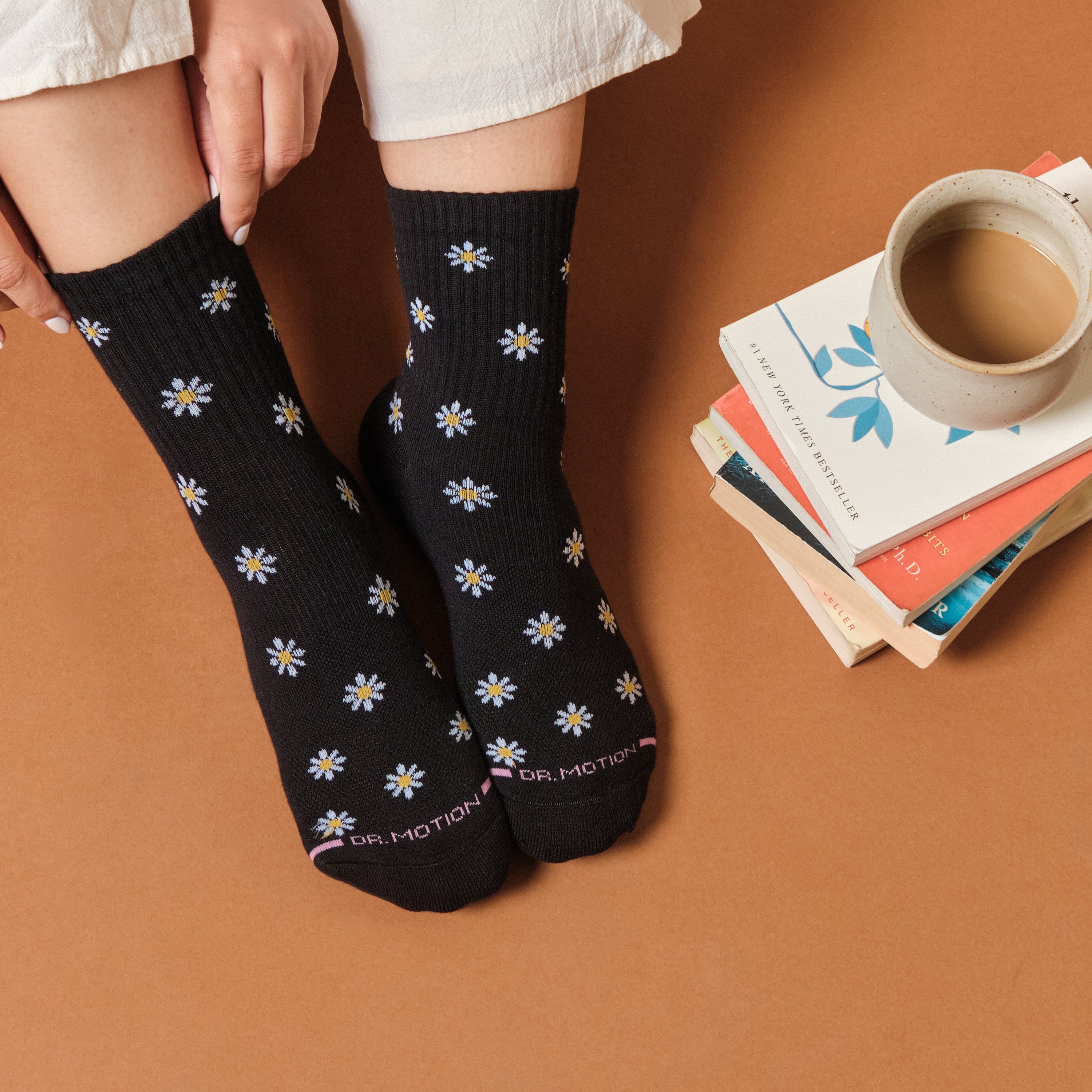 Mini Daisies Ribbed | Mid-Crew Compression Socks For Women